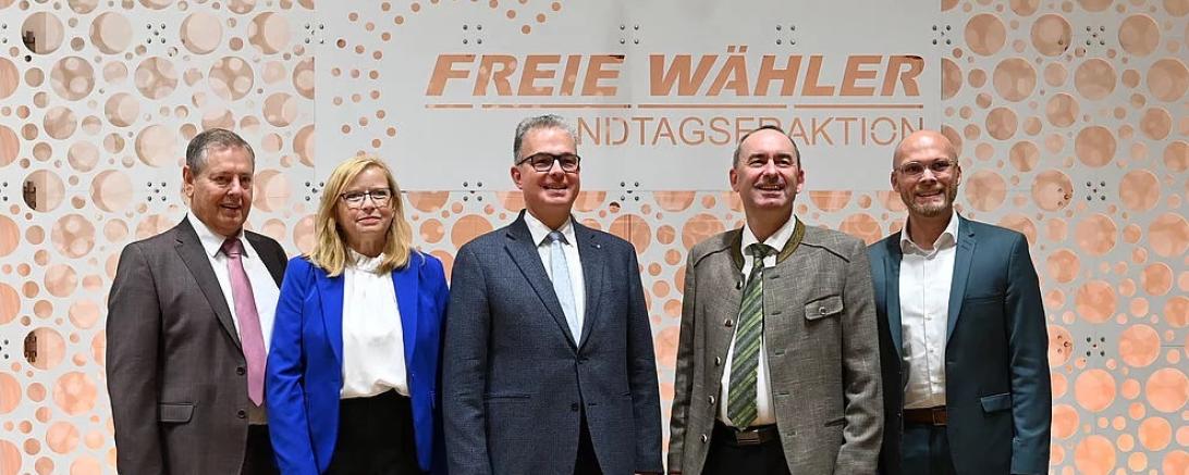 Auf dem Bild zu sehen (von links): MdL Johann Häusler, MdL Gabi Schmidt, MdL Florian Streibl, MdL Hubert Aiwanger und MdL Dr. Fabian Mehring. 