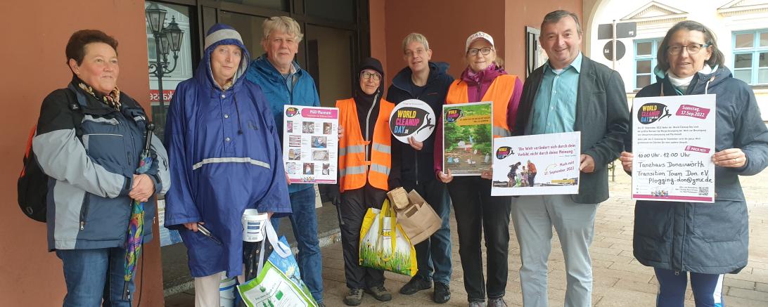 Teilnehmer am World Cleanup Day 2022