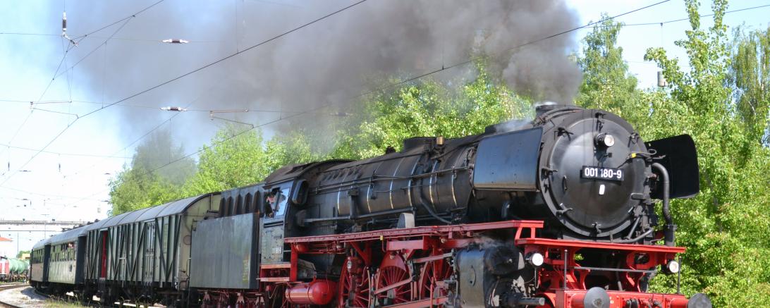 Am Samstag, 1. Oktober 2022 bietet der Verein Bayerisches Eisenbahnmuseum e. V. einen Familienausflug der besonderen Art an - ohne Umsteigen und ohne den Stress des Autofahrens geht es mit dem Dampfzug von Nördlingen über Gunzenhausen und Nürnberg Hbf nach Neuenmarkt-Wirsberg. 