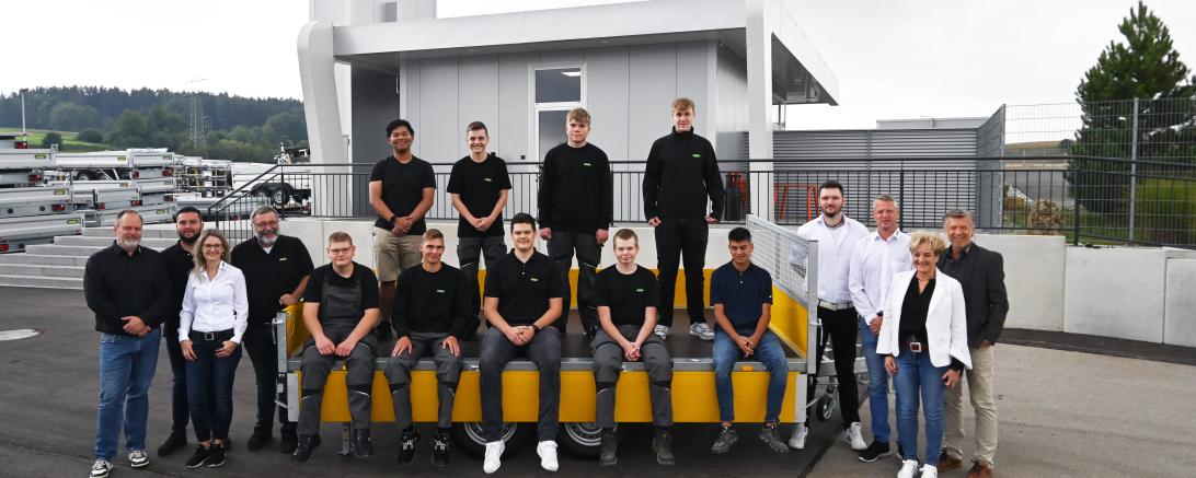 Unser Foto zeigt die Auszubildenden zusammen mit ihren Ausbildern, dem Personalleiter sowie Rosa Unsinn und Gunnar Bregler (Geschäftsführung).