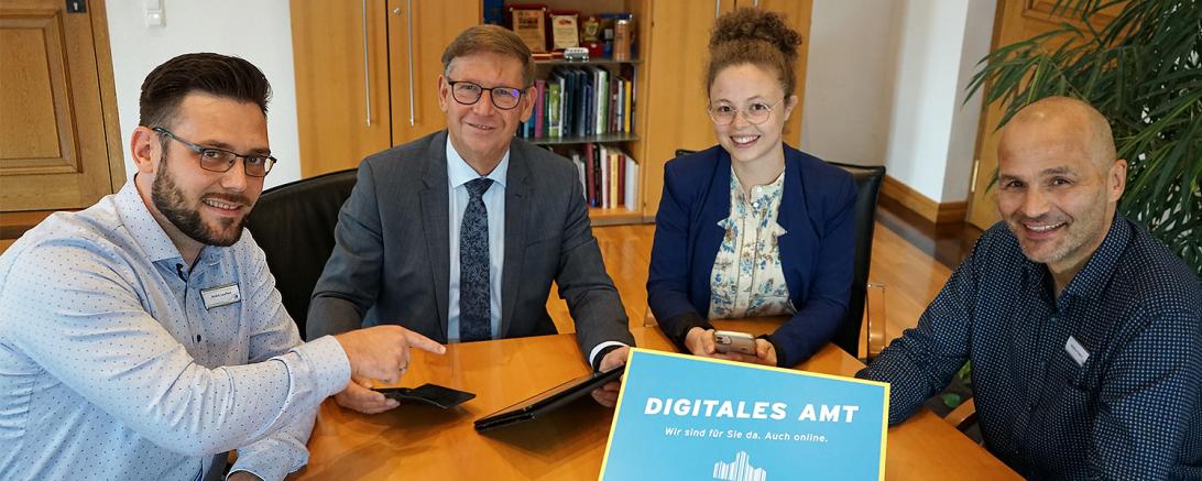 Das Bild zeigt v.l.n.r.: Verwaltungsinformatiker André Leuffert, Landrat Stefan Rößle, Digitalisierungskoordination Laura Brummer, Fachbereichsleiter IT Markus Hügele