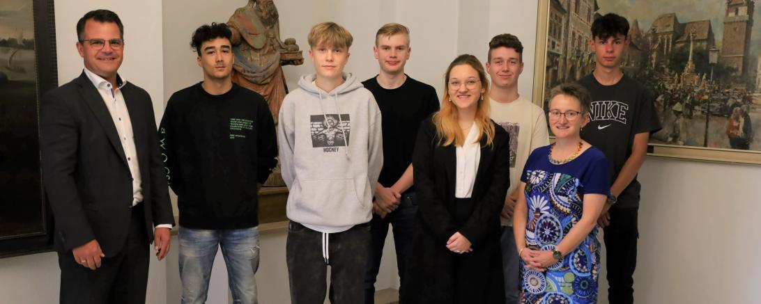 Das Bild zeigt v.l.n.r.: Oberbürgermeister Jürgen Sorré, Dario Fabian, Elias Hornung, Paul Schaefer, Marie Lindenmayr, Tobias Meier, Sachgebietsleitung Personal Andrea Rudolf und Daniel Helmer.