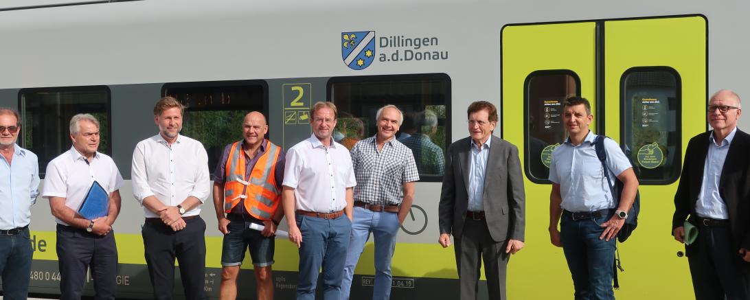 Die mehrjährigen Bemühungen am Tapfheimer Bahnhof, eine Fußgänger- und Radlerquerung zu realisieren, sind auf der Zielgeraden. Unser Bild zeigt (von links) Willi Jörg und Herbert Kölbl (DB St&S), Sebastian Röhrig (Verkehrsministerium), Werner Aumiller (DB Netz AG), MdL Wolfgang Fackler, Robert Heinhaus (Ing.-Büro), MdL Georg Winter, Johannes Rauner und Peter Schömig (Regierung von Schwaben).