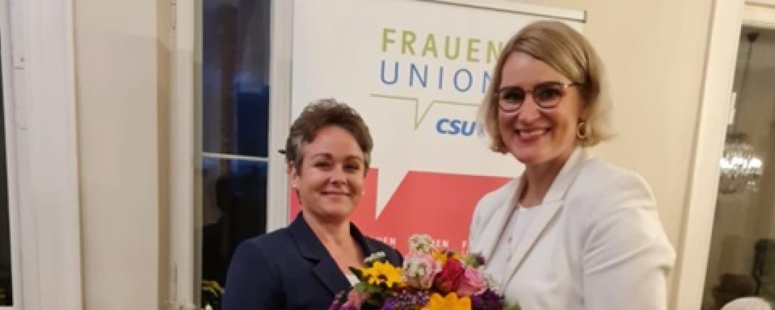 Kreisvorsitzende Anja Steinberger bedankt sich bei Oberbürgermeisterin Eva Weber