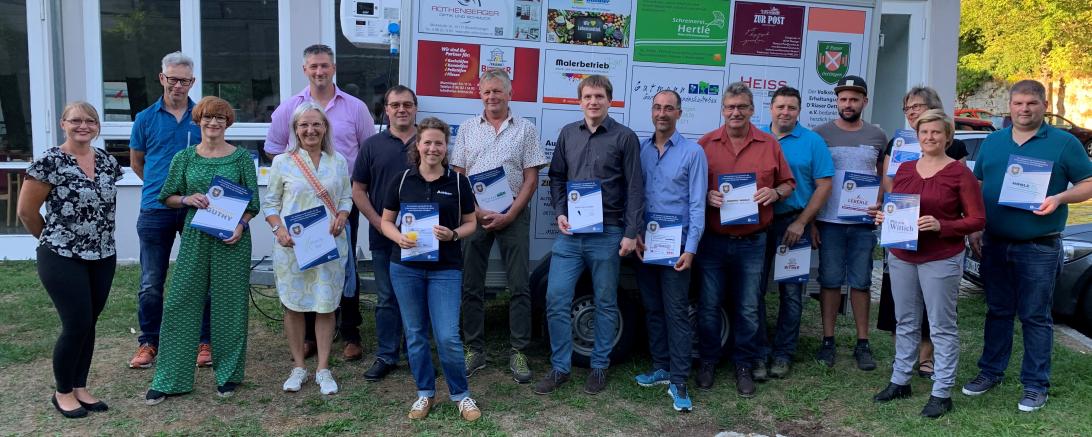 Das Bild zeigt die Vorstandschaft mit den Sponsoren des Anhängers.