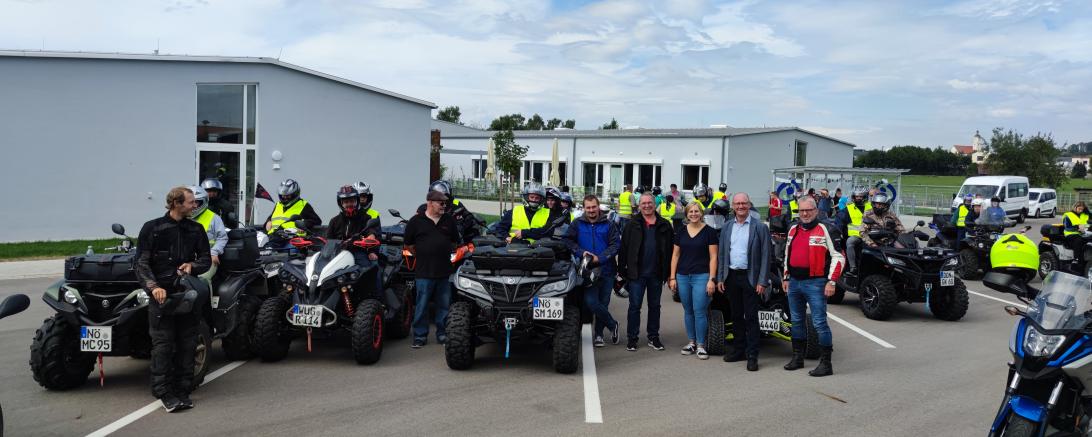 Das Bild zeigt hinten: die ehrenamtlichen QuadfahrerInnen, vorne von links: Marco Kießling (Quadfreunde Ries) mittig Günter Rott (Mitorganisator der Tour), Günter Schwendner (Geschäftsführer Lebenshilfe Donau-Ries), Milena Oefele (Koordinatorin OBA), Erwin Seiler (stellv. Landrat) und Manfred Steger (stellv. Geschäftsführer Lebenshilfe Donau Ries) 