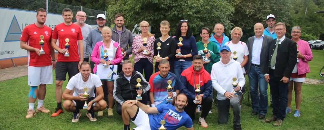 Die Siegerinnen und Sieger der Doppelkreismeisterschaften 2022 gemeinsam mit Bürgermeister Martin Paninka (4. von rechts) und Landrat Stefan Rößle (2. von rechts). 
