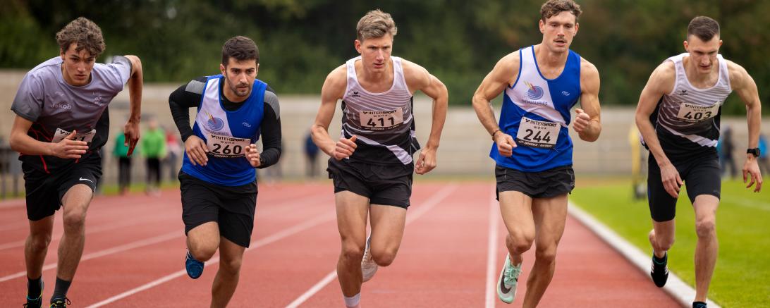 Matthias Wanke (260) und Benjamin Jörg (244) beim 800m Start der Männer  