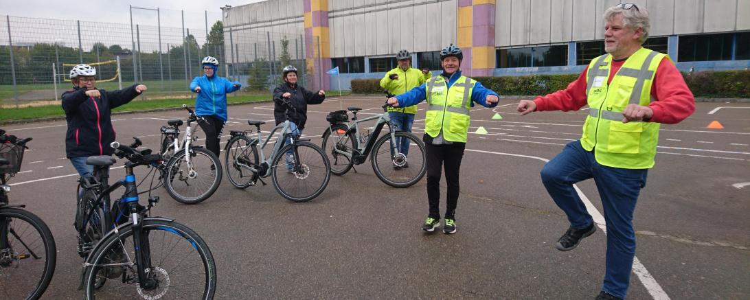Bevor die Kursteilnehmer sich auf ihrem Rad behaupten konnten, waren Balance-Übungen zu absolvieren. Johannes Thum (r.) wurde nicht geschont.