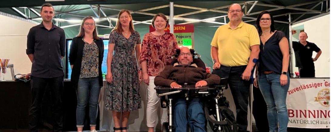 Das Bild zeigt von links: Christian Trollmann (Beauftragter für Seniorenpolitik und die Belange von Menschen mit einer Behinderung), Julia Lux (Geschäftsstellenleiterin der Gesundheitsregionplus), Rita Ortler (2. Bürgermeisterin der Stadt Nördlingen), Claudia Marb (stellv. Landrätin), Matthias Küffner (Vorsitzender des Inklusionsrats Nördlingen), Klaus Berger (Vorsitzender des Inklusionsbeirats Donau-Ries) und Marion Böhm (Inhaberin des Movieworld Nördlingen)