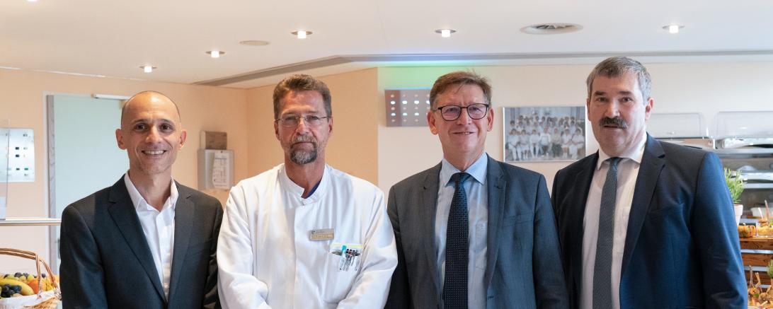 Chefarzt Kiriakos Savvidis, Ärztlicher Direktor Professor Dr. Bernhard Kuch, Landrat Stefan Rößle und gKU-Vorstandschef Jürgen Busse (von links) sprachen bei der feierlichen Eröffnung der umgebauten Frauenklinik.