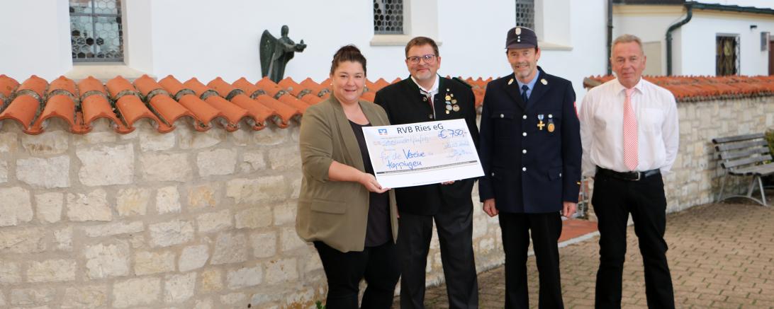 Das Bild zeigt: Sandra Heuberger, Michael Weißenburger (Burgschützen), Franz Schiffelholz (FFW) und Reinhold Jung (Sportverein). 