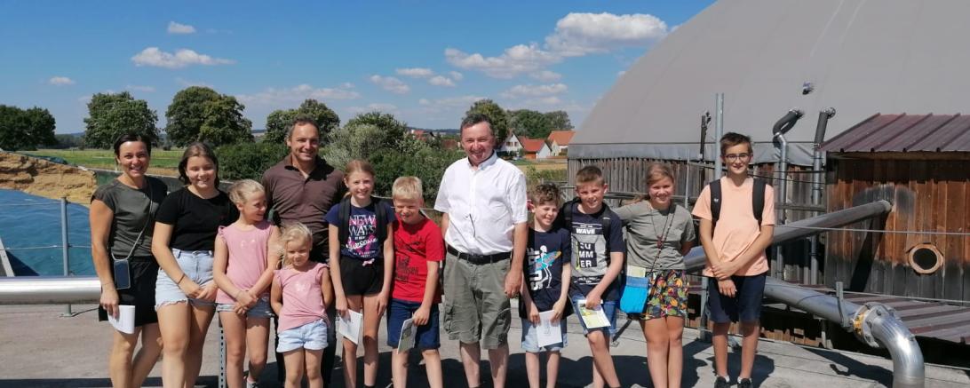 Umweltbürgermeister Albert Riedelsheimer von den  Donauwörther Grünen hat im Rahmen des Ferienprogramms die Besichtigung der Biogasanlage Auchsesheim der Familie Kleine-Feistle organisiert