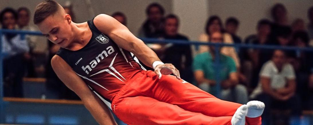 TopScorer Pavel Karnejenko am Pauschenpferd im neuen Monheimer Trikot.