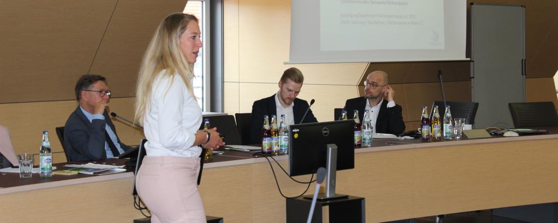 Konversionsmanagerin Barbara Wunder bei der Vorstellung der Maßnahmen und Projekte vor dem Lenkungsgremium des Konversionsmanagements Donau-Ries im Jahr 2022. V.l.n.r. Landrat Stefan Rößle, Barbara Wunder, Niklas Scheder vom bayerischen Wirtschaftsministerium und Silvan Weigand von der Regierung von Schwaben