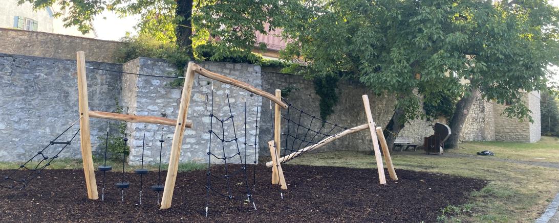 Das Bild zeigt eine der Spielstationen im Stadtgraben Wemding.