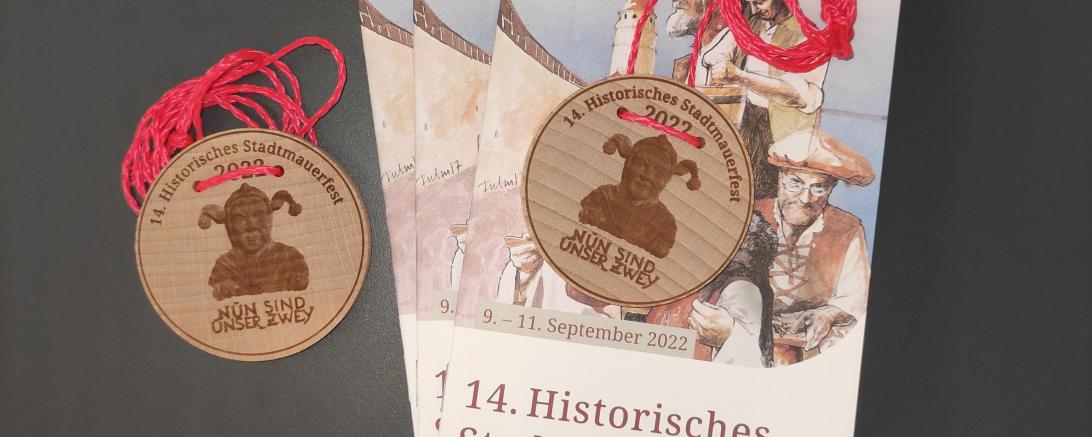 Das Bild zeigt die Holzplaketten des Stadtmauerfestes Nördlingen.