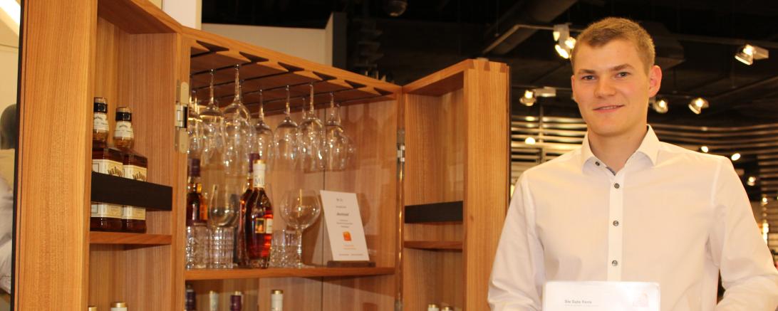 Benedikt Wolf gewinnt mit seinem Gesellenstück, einem Barschrank, den 1. Platz beim Wettbewerb "Die Gute Form". 