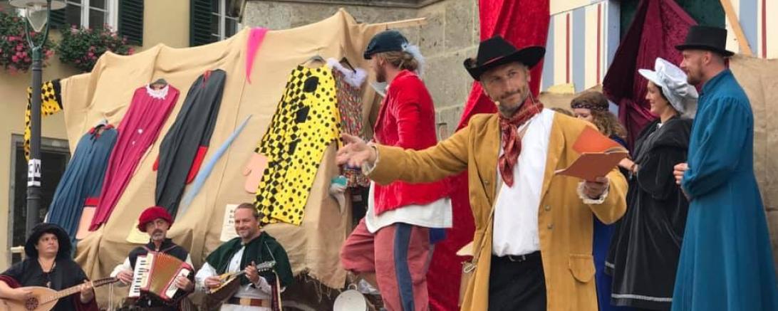 Das Bild zeigt das Dramatische Ensemble bei einer Vorstellung.