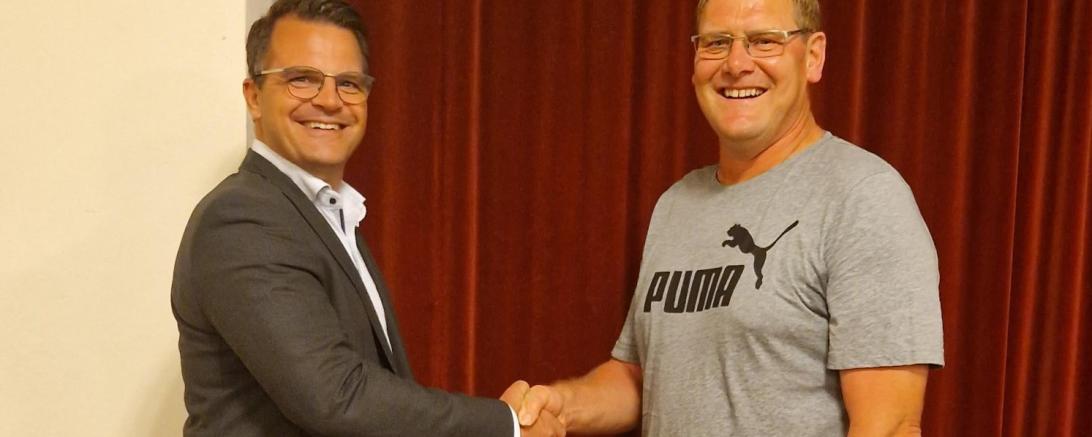 Oberbürgermeister Jürgen Sorré gratuliert Jürgen Kapfer zur Wahl als Wörnitzsteiner Ortssprecher.