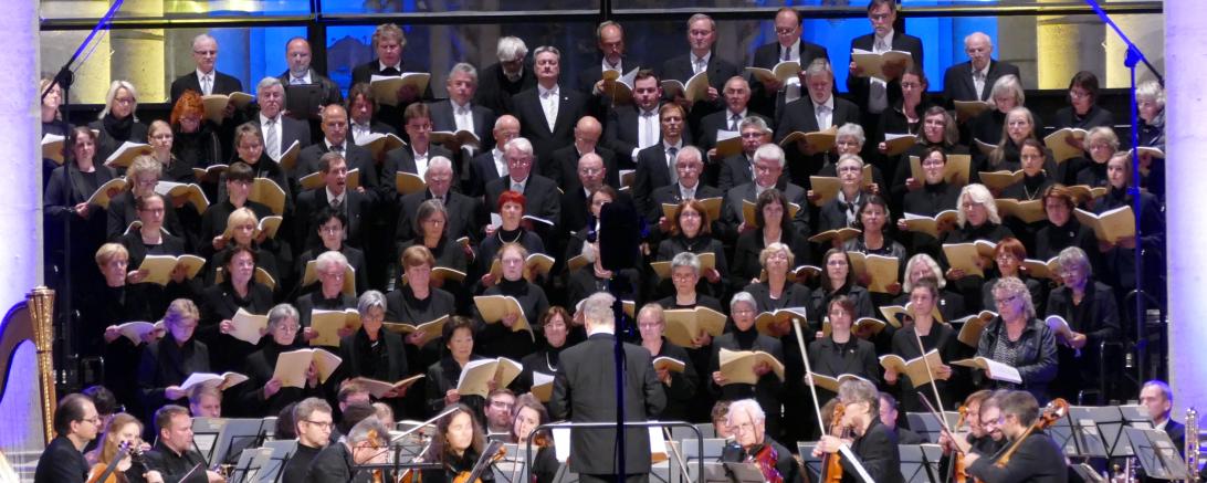 Unter der Leitung von Kirchenmusikdirektor Udo Knauer singen und musizieren die Kantorei St. Georg, das Oettinger Bachorchester und als Solistenquartett Julia Küßwetter (Sopran), Maria Pizzuto (Alt), Dennis Marr (Tenor) und Manuel Kundinger (Bass). 