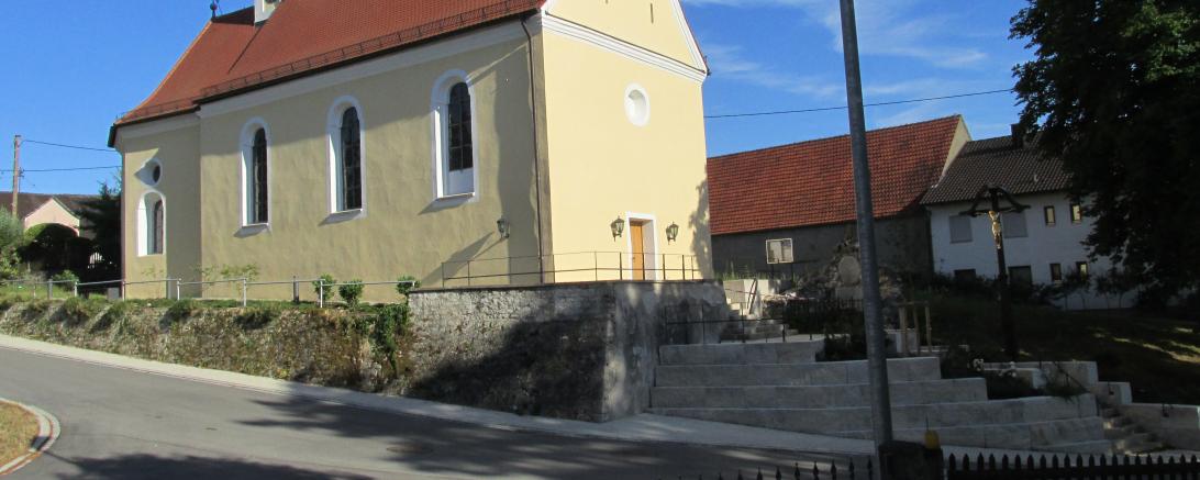 Das Bild zeigt die Wallfahrtskirche St. Thomas, Gunzenheim, sowie den im Zuge der Dorferneuerung neugestalteten Eingangsbereich.