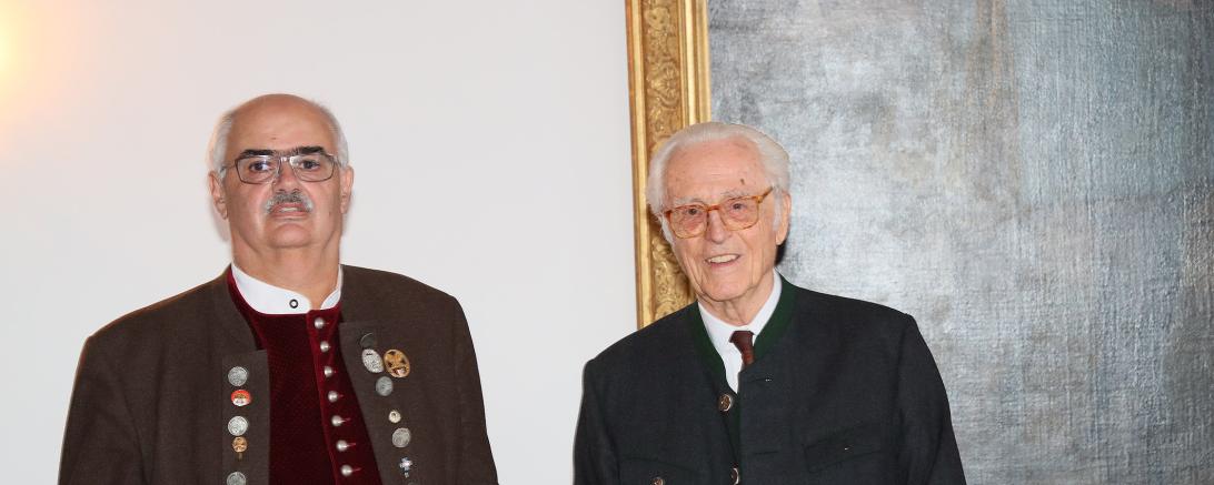 Am Mittwoch, den 21.09.2022 wurde Klaus Herbich (links) von seiner Königlichen Hoheit Franz von Bayern das Protektorabzeichen in Gold verliehen. 