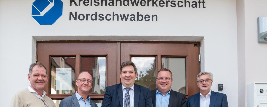 Wie wichtig eine gute Zusammenarbeit zwischen den Handwerksbetrieben und der Politik ist, waren sich (von links) Stellvertretender Kreishandwerksmeister Joachim Sigg, Erwin Seiler (Stv. Landrat Donau-Ries), Dillingens Landrat Markus Müller, Christoph Schweyer (Geschäftsführer Kreishandwerkerschaft Nordschwaben) und Kreishandwerksmeister Werner Luther einig.