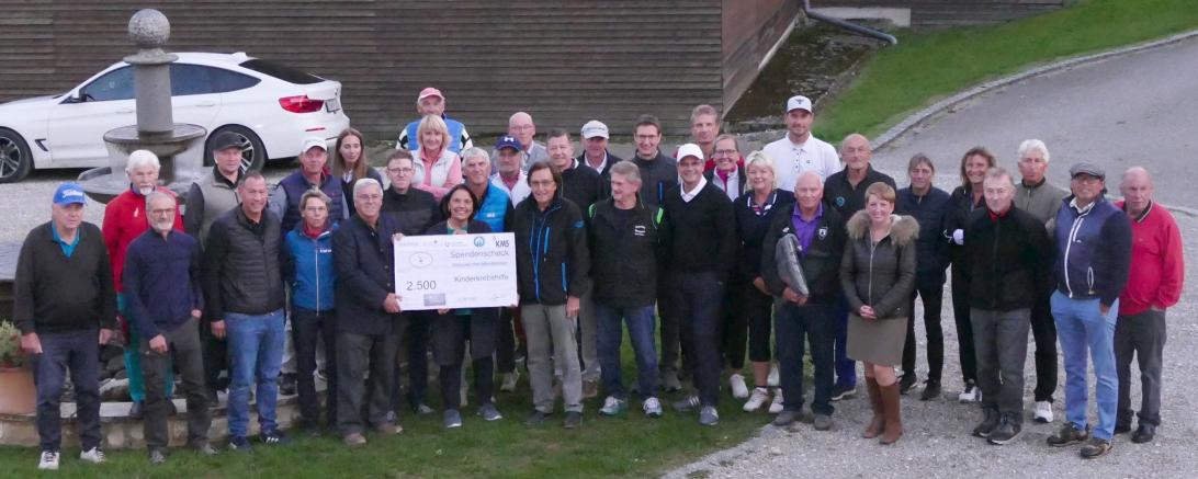 Das Bild zeigt die Teilnehmer des Benefiz Golfturniers im Innenhof des Golfclubs