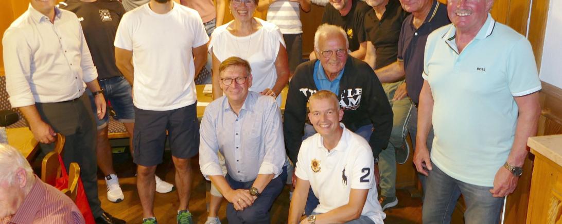 Auf dem Bild neben den Teilnehmern links stehend OB Jürgen Sorré, links knieend Landrat Stefan Rößle, rechts außen BLSV-Kreisreferent Hannes Rohrer und Übungsleiter Werner Freißler.