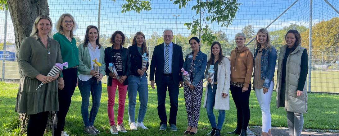 Direktor Gerhard Härpfer begrüßt ganz herzlich seine neuen Kolleginnen (von links): Carolin Reinke-Roscher, Elke Keitel, Martina Herrmann, Manuela Feichtinger, Sarah Neufeld, Direktor Gerhard Härpfer, Christina Höger, Verena Obel, Maria Keller, Susanne Scharpf, Larissa Govoni. 