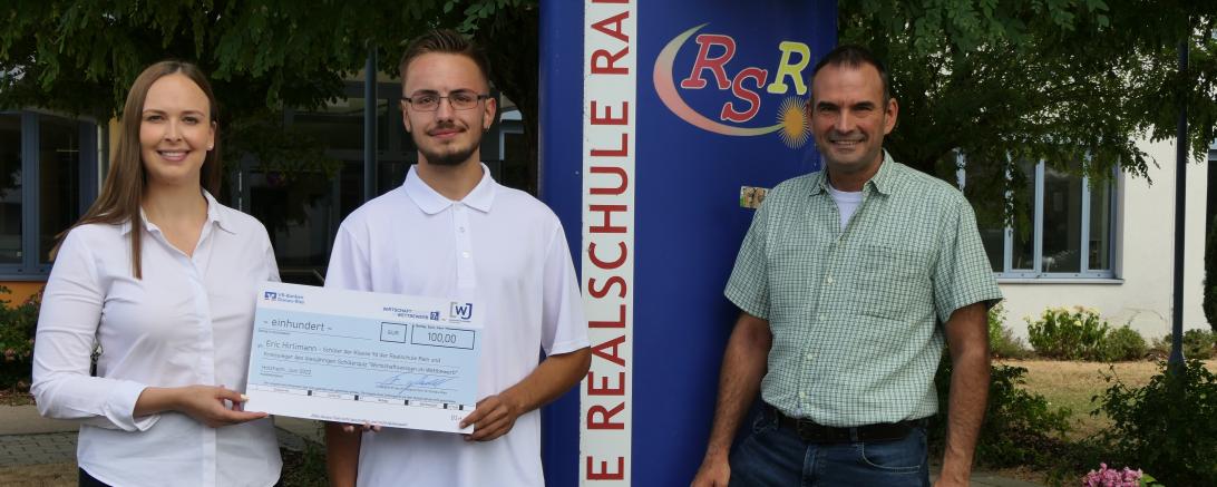 (links nach rechts) Eleonore Fischer (Wirtschaftsjunioren Donau-Ries), Eric Hirlimann (Gewinner des Wirtschaftsquiz 2021/22) und Christian Sattich (Lehrer Realschule Rain)