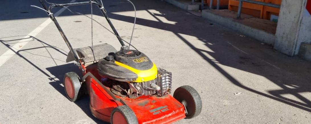 Auch bei Rasenmähern müssen vor der Entsorgung die Betriebsstoffe abgelassen werden.