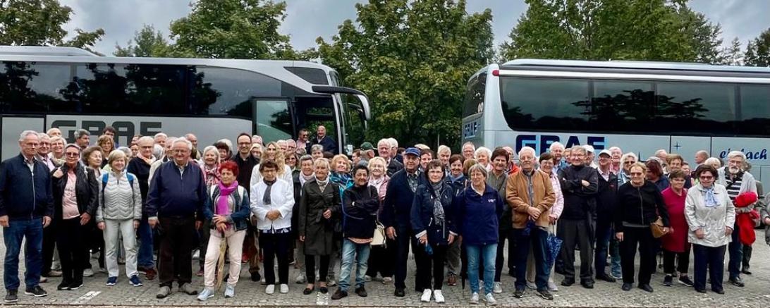 Das Bild zeigt die Teilnehmer*innen des Seniorenausflugs 2022
