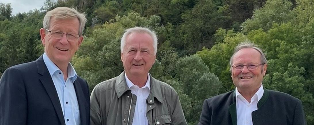 Unser Bild zeigt bei der Spendenübergabe (von links nach rechts): Bezirksrat Peter Schiele, Alt-Bezirkstagspräsident Jürgen Reichert und den ehemaligen Bezirksrat Alois Stadler. 