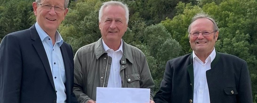 Das Bild zeigt bei der Spendenübergabe  von l. n. r. : Bezirksrat Peter Schiele, Alt-Bezirkstagspräsident Jürgen Reichert und den ehemaligen  Bezirksrat Alois Stadler