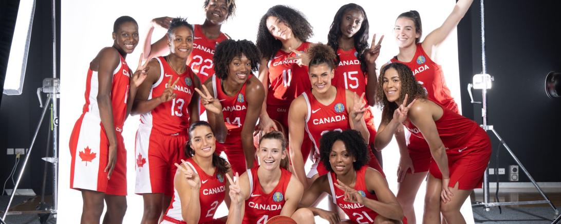 Die Nördlingerin Sami Hill (Mitte vorne, Nummer 4) gewann bei der WM in Australien mit ihrem Team Canada das Auftaktspiel gegen Serbien.