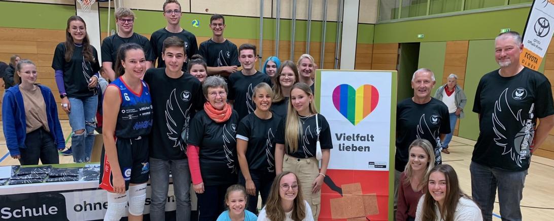 THG-Tag-Angelscup mit Schulleiterin Dr. Renate Rachidi, mittlere Reihe, dritte von links. Eingerahmt wird sie von den Projektverantwortlichen Sabrina Leidel (Lehrkraft) und Jonas Mohr (Schülersprecher THG). 