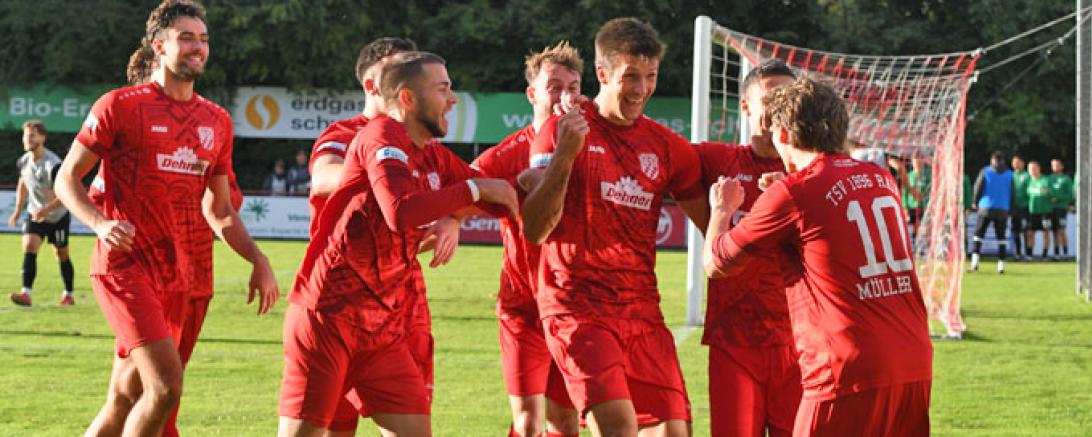 Das Bild zeigt den Jubel nach dem Tor - Fabian Triebel und Johannes Müller (Nr. 10)