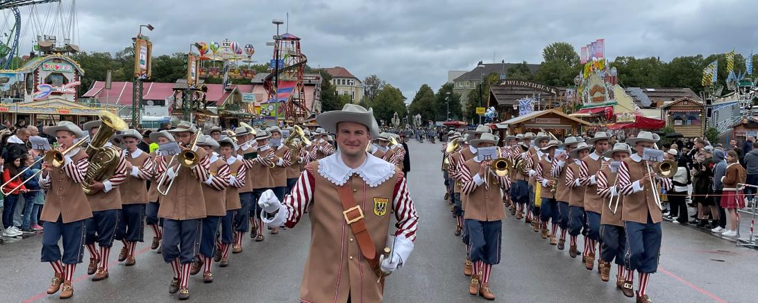 Die Nördlinger Knabenkapelle führte den Trachten- und Schützenzug an. 
