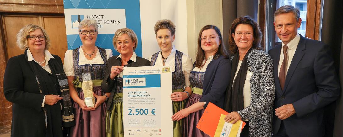 von links: Ministerialdirektorin Dr. Ulrike Wolf, CID Team Christiane Kickum, Claudia  Kretzschmar, Andrea Eisen und Tamara Haein, Andrea Bastian, Sparkassenverband Bayern, und Wolfgang Puff, Hauptgeschäftsführer Handelsverband Bayern e.V.