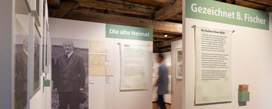  Blick in die aktuelle Sonderausstellung „Gezeichnet B. Fischer – Ein  Nachlass Rieser Bilder“.