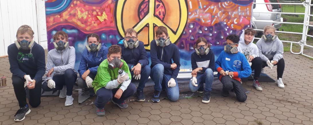 Im Graffitiworkshop gestalteten die Jugendlichen einen Banner, der jetzt im Jugendtreff „JUMI“ in Wemding zu sehen ist.