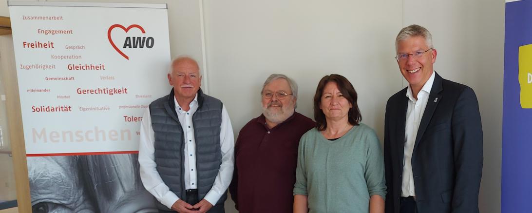 V.l.n.r.: Hans Mair, Heiner Kopriva, Iris Seifert u. Bgm. Veit Meggle trafen sich zum gegenseitigen Informationsaustausch im AWO-Seniorenheim Mertingen.              