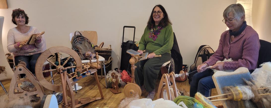 Die Frauen von der Spinnstube Oberappenberg zeigen ihr Können.