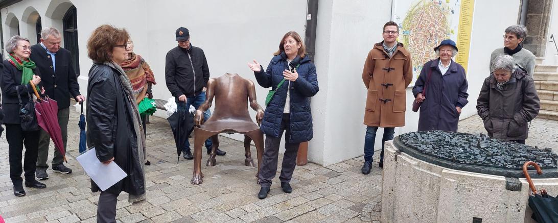 Tuchnowskis Werk steht an der südlichen Ecke des Rathauses, nahe dem Stadtmodell aus demselben Material. 