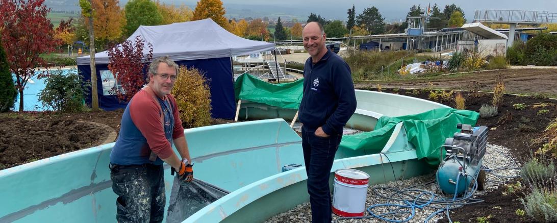 Nach einer erfolgreichen Saison wird das Freibad winterfest gemacht und die Geländerutsche umfassend saniert.