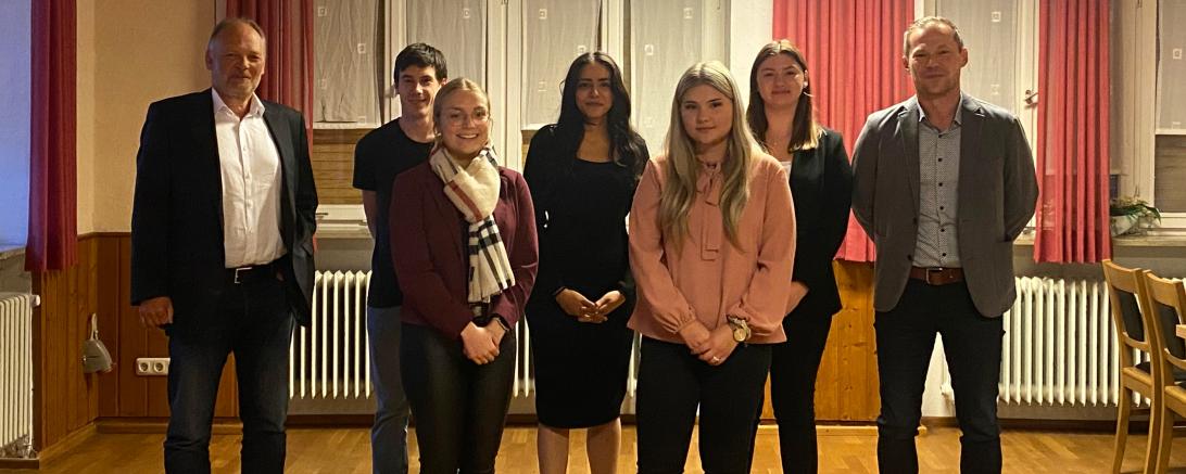 Das Bild der erfolgreichen Absolventen in der Firmengruppe Eisen-Fischer mit ihren Geschäftsführern zeigt von links Eisen-Fischer Geschäftsführer Volker Baumgärtner, Julian Wessel, Stefanie Steinmeyer, Melisa Vuran, Karmen Najdul, Celine Steinmeyer und MCT-Geschäftsführer Axel Herrmann. Auf dem Bild fehlen Luca Aue, Sevda Bahadir, Dominik Huber und Valentin Schimpp. 