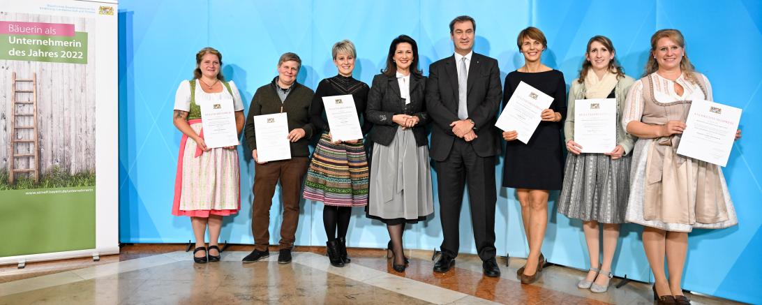 Ministerpräsident Dr. Markus Söder und Landwirtschaftsministerin Michaela Kaniber gemeinsam mit den sechs Preisträgerinnen. Von links nach rechts Elisabeth Schreiner, Nora Wölfert, Anna Landes, Claudia Fenzel, Lena-Maria Fischer und Daniela Golder-Eisenbarth.