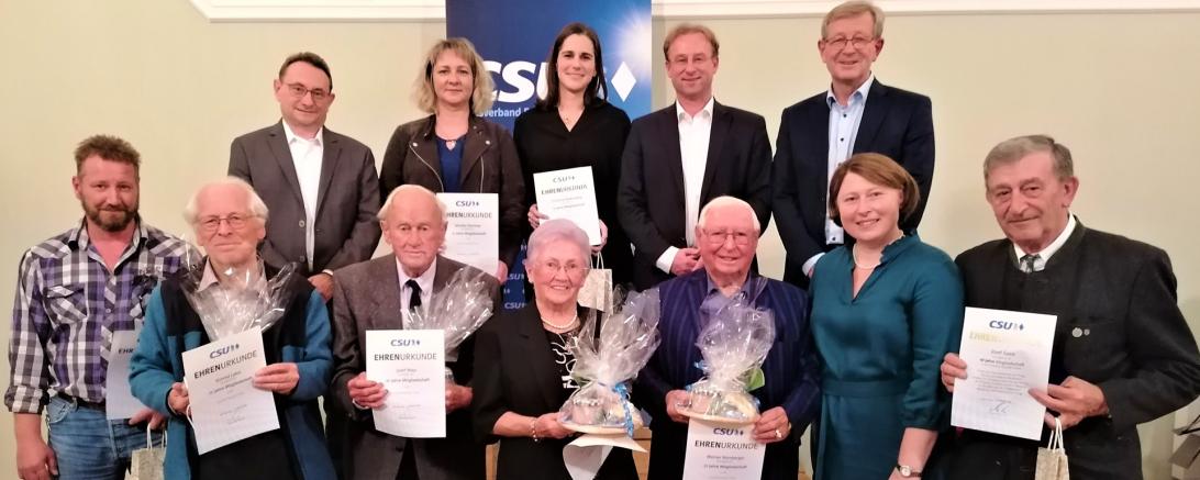 Ehrengäste und Jubilare auf der 75-Jahr-Feier der CSU Rain am Lech (obere Reihe v. l. n. r.: Ulrich Lange (MdB, Monika Stemmer, Dr. Manuela Hackenberg, Wolfgang Fackler (MdL), Bezirksrat Peter Schiele; untere Reihe v. l. n. r.: Marc Ginal, Konrad Latus, Josef Mayr, Anni Grueber, Werner Nürnberger, Ortsvorsitzende Claudia Marb, Josef Gastl) 